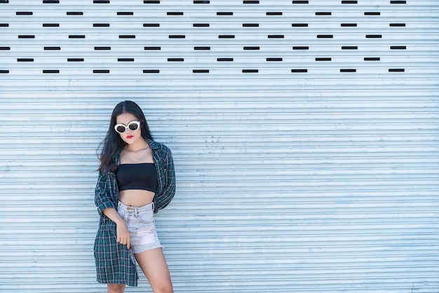 Retrato de hermosa mujer asiática Hipsters chica para tomar una foto al aire libreTailandia personas pararse en la escalera