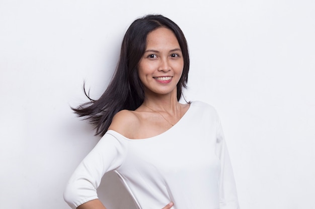 Retrato de hermosa mujer asiática joven con cabello limpio y fresco aislado sobre fondo blanco.