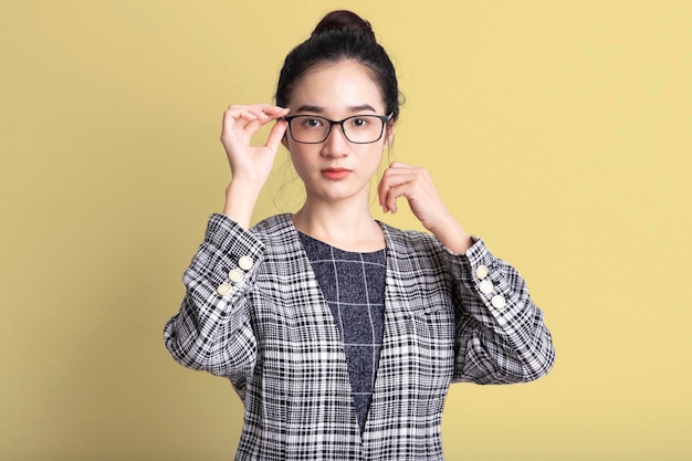 Retrato de una hermosa mujer asiática joven con cara sonriente con gafas Mujer asiática de pie de confianza seria con piel blanca limpia y fresca aislada sobre fondo blanco