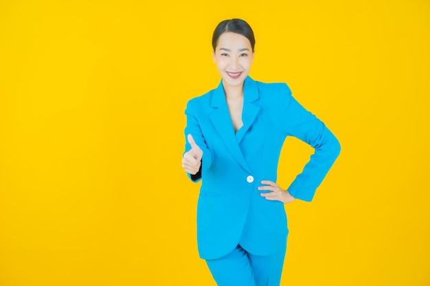 Retrato hermosa mujer asiática joven sonrisa en amarillo