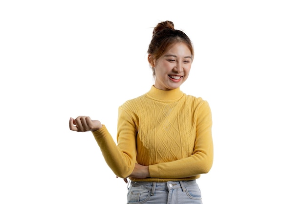 Retrato de una hermosa mujer asiática con un pantalones amarillo de pie con una sonrisa feliz en el concepto de retrato facial utilizado para publicidad y señalización aislada sobre el espacio de copia de fondo en blanco