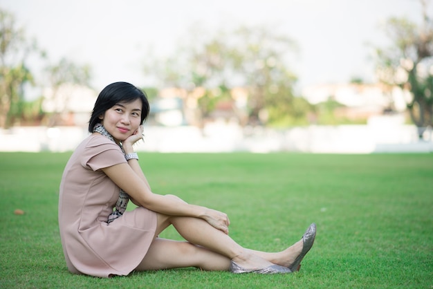 Retrato de hermosa mujer asiática en el parque