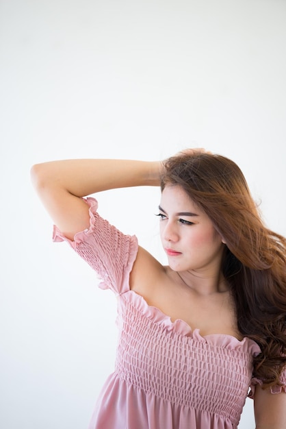 Retrato de hermosa mujer asiática sobre fondo blancoGente de TailandiaPretty girl pose para tomar una foto