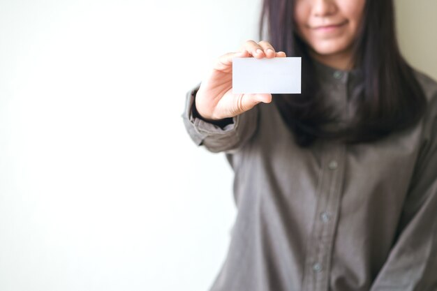 Foto retrato hermosa mujer asiática con tarjeta de visita