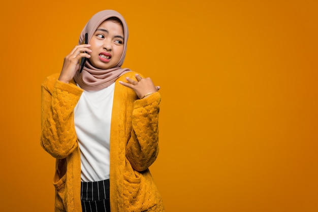 Retrato de hermosa mujer asiática con teléfono móvil hablando con un amigo y sentirse aburrido