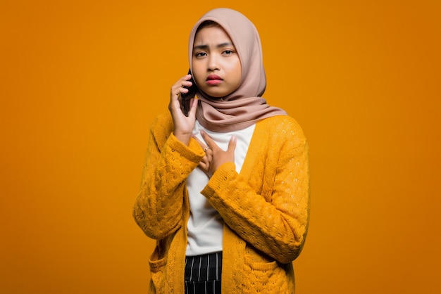 Retrato de hermosa mujer asiática con teléfono móvil hablando con un amigo y sentirse aburrido