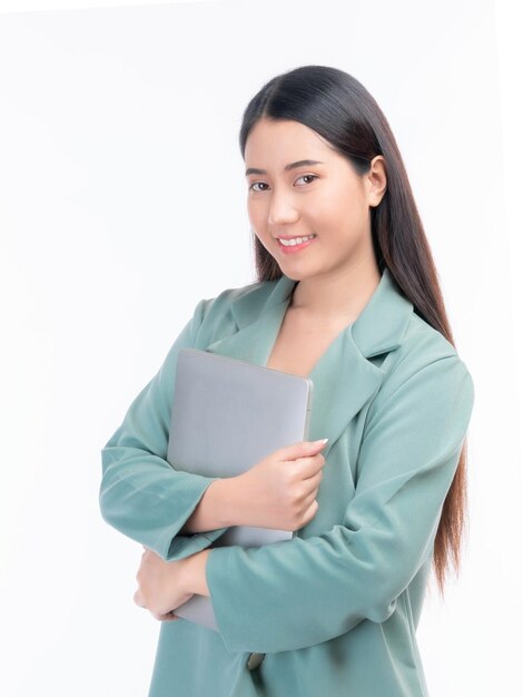 Retrato hermosa mujer asiática de trabajo chica de negocios de pie con los brazos cruzados con felicidad sobre fondo blanco.