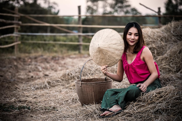 Retrato de hermosa mujer asiática usar vestido de campo de tailandés en el campoGente de Tailandia