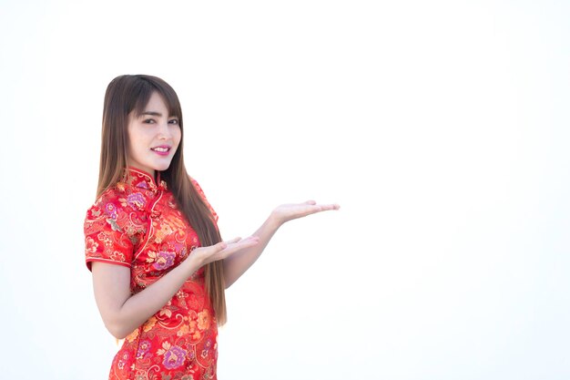 Retrato hermosa mujer asiática en vestido Cheongsam sobre fondo blancoGente de TailandiaFeliz concepto de año nuevo chinoFeliz dama asiática en vestido tradicional chino