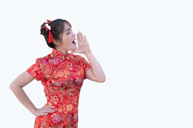 Retrato hermosa mujer asiática en vestido Cheongsam sobre fondo blancoGente de TailandiaFeliz concepto de año nuevo chinoFeliz dama asiática en vestido tradicional chino