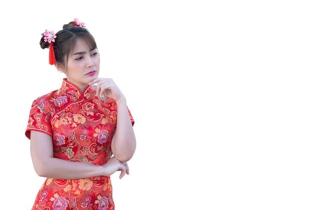 Retrato hermosa mujer asiática en vestido Cheongsam sobre fondo blancoGente de TailandiaFeliz concepto de año nuevo chinoFeliz dama asiática en vestido tradicional chino