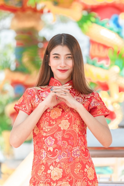 Retrato de hermosa mujer asiática en vestido Cheongsam
