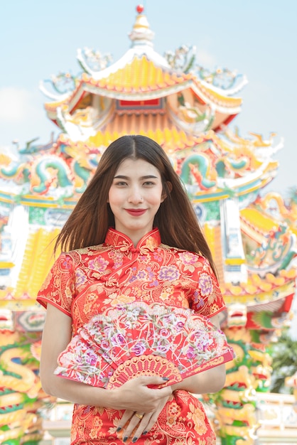 Retrato de hermosa mujer asiática en vestido Cheongsam