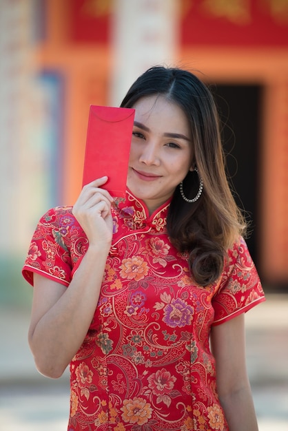 Retrato de hermosa mujer asiática en vestido CheongsamGente de TailandiaFeliz concepto de año nuevo chino