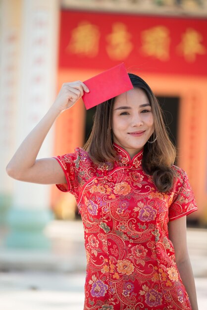 Retrato de hermosa mujer asiática en vestido CheongsamGente de TailandiaFeliz concepto de año nuevo chino