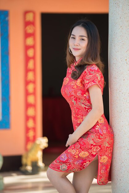 Retrato de hermosa mujer asiática en vestido CheongsamGente de TailandiaFeliz concepto de año nuevo chino