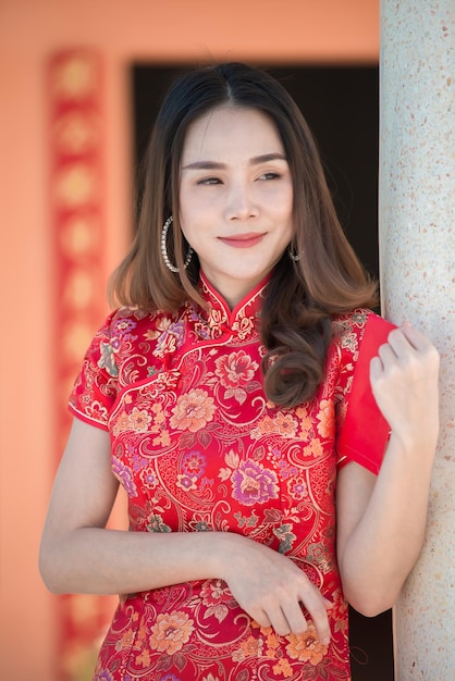Retrato de hermosa mujer asiática en vestido CheongsamGente de TailandiaFeliz concepto de año nuevo chino
