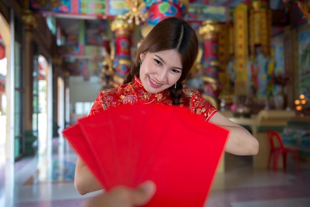 Retrato de hermosa mujer asiática en vestido CheongsamGente de TailandiaFeliz concepto de año nuevo chino