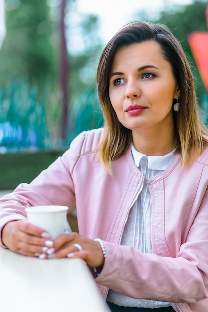 Retrato de hermosa mujer caucásica