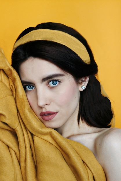 Retrato de una hermosa mujer contra un fondo amarillo
