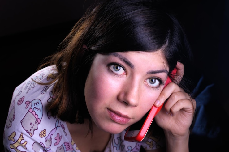Foto retrato de una hermosa mujer contra un fondo negro