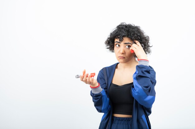 Retrato de hermosa mujer deportiva sosteniendo expansores de mano.