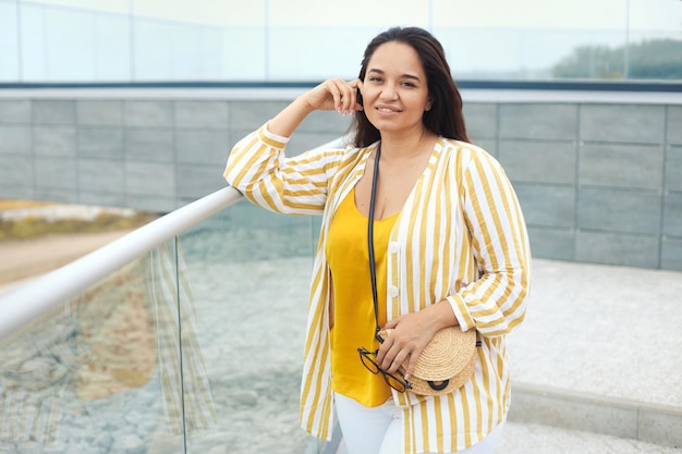 Retrato de hermosa mujer diversa feliz de talla grande de 30 años con ropa de moda de vacaciones