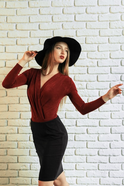 Retrato de una hermosa mujer elegante en elegante sombrero