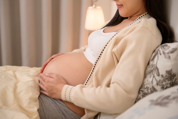 Retrato de una hermosa mujer embarazada fertilidad tratamiento de infertilidad FIV concepto de maternidad futura