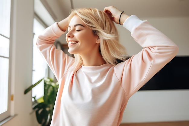 Retrato de una hermosa mujer estirando la cabeza y sonriendo