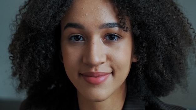 Retrato hermosa mujer étnica afroamericana positiva niña milenaria estudiante freelancer soñador