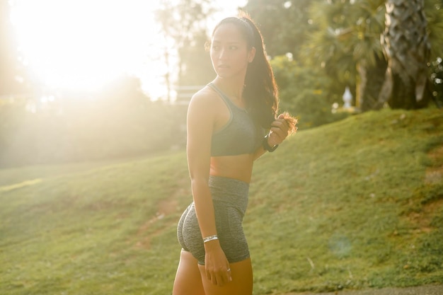 Retrato de hermosa mujer en forma vistiendo ropa deportiva en el parque Concepto de salud y deporte