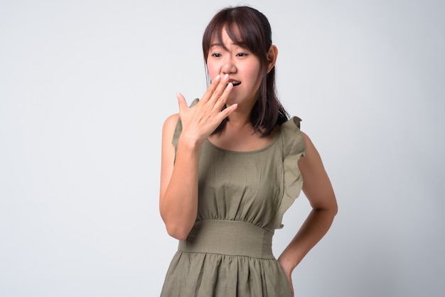 Retrato de hermosa mujer japonesa en blanco