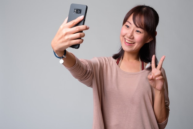 Retrato de hermosa mujer japonesa en blanco