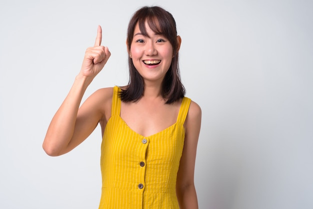 Retrato de hermosa mujer japonesa en blanco