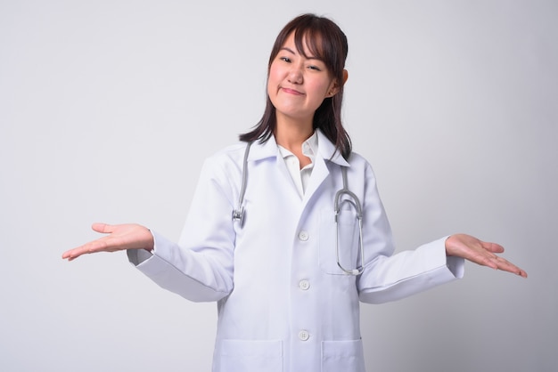Retrato de hermosa mujer japonesa médico en blanco