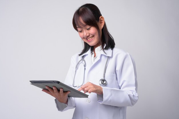 Retrato de hermosa mujer japonesa médico en blanco