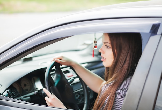 Retrato de hermosa mujer joven en el auto nuevo - al aire libre