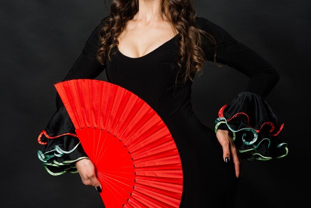 Foto retrato de una hermosa mujer joven bailando flamenco en el estudio