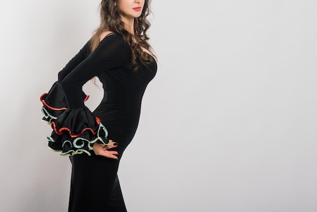 Foto retrato de una hermosa mujer joven bailando flamenco en el estudio