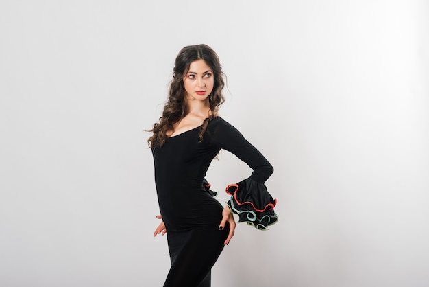 Retrato de hermosa mujer joven bailando flamenco con ventilador en estudio