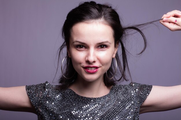 retrato de una hermosa mujer joven en una blusa de mejor aspecto con maquillaje en la cara