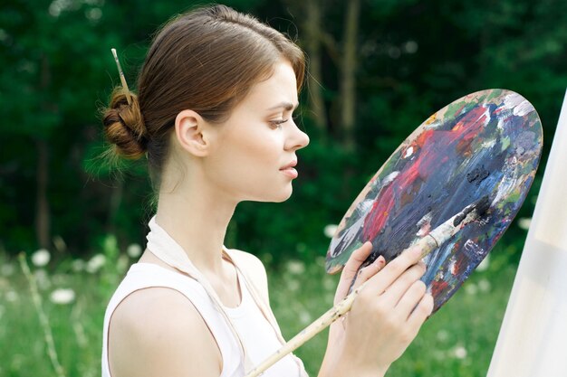 Foto retrato de una hermosa mujer joven con una cámara