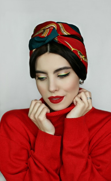 Foto retrato de una hermosa mujer joven colores rojos de navidad mske up fin de semana vacaciones revista