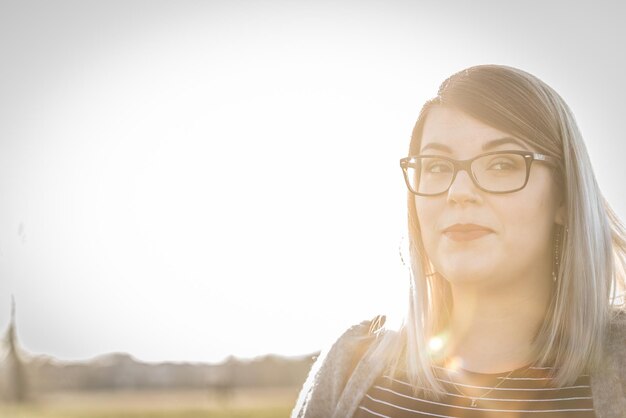 Foto retrato de una hermosa mujer joven contra un cielo despejado