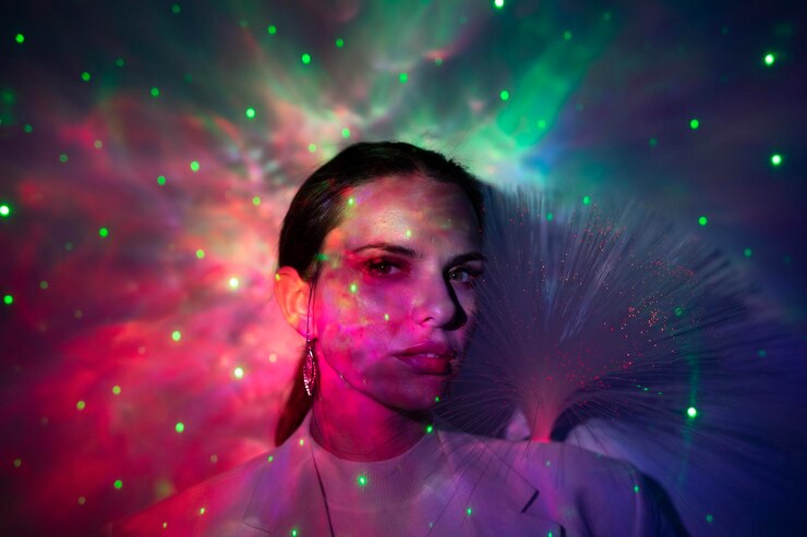 Foto retrato de una hermosa mujer joven contra un fondo iluminado