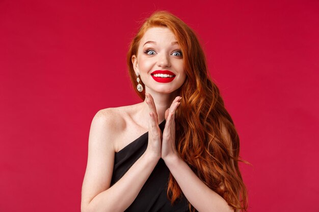 Foto retrato de una hermosa mujer joven contra un fondo rojo