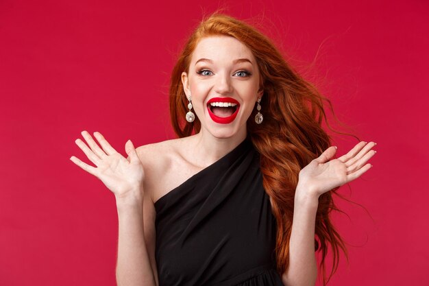 Foto retrato de una hermosa mujer joven contra un fondo rojo