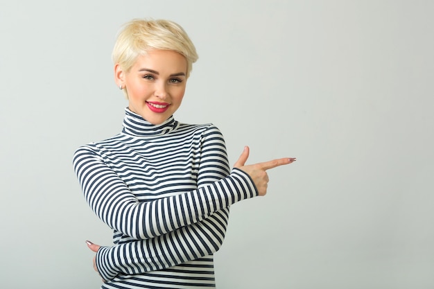 Retrato de hermosa mujer joven con corte de pelo corto y maquillaje