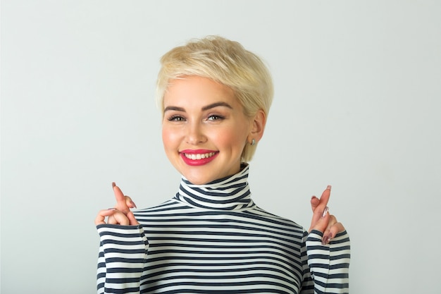 Retrato de hermosa mujer joven con corte de pelo corto y maquillaje